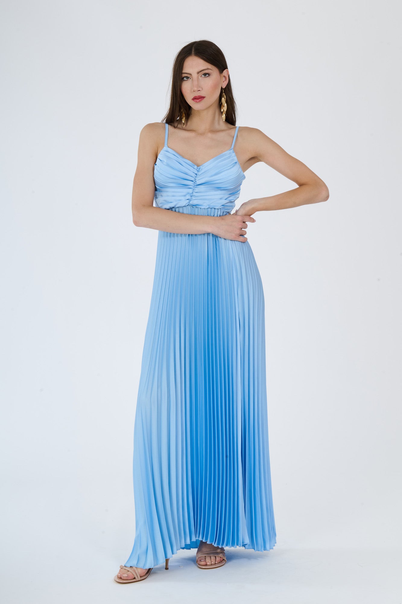 Lungo abito azzurro plissé con spalline sottili e busto ruched, perfetto per un look elegante e rinfrescante.